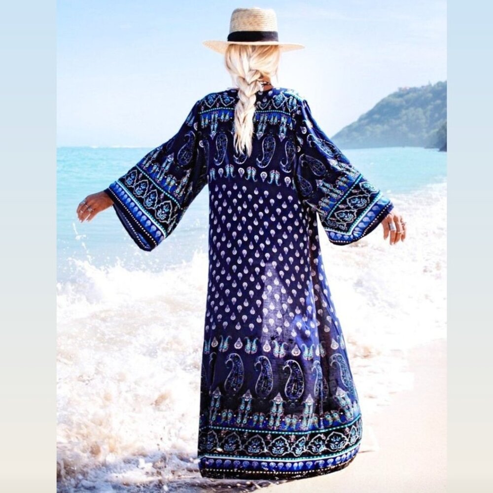 Absolutely stunning duster kimono in a striking paisley, Indian inspired print!!